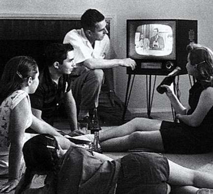 famille regardant television 1958