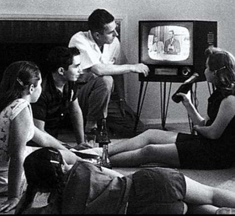 famille regardant television 1958